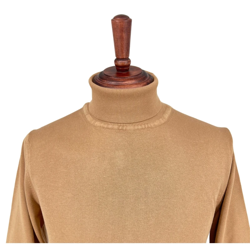 Sweter bawełniany z golfem camel