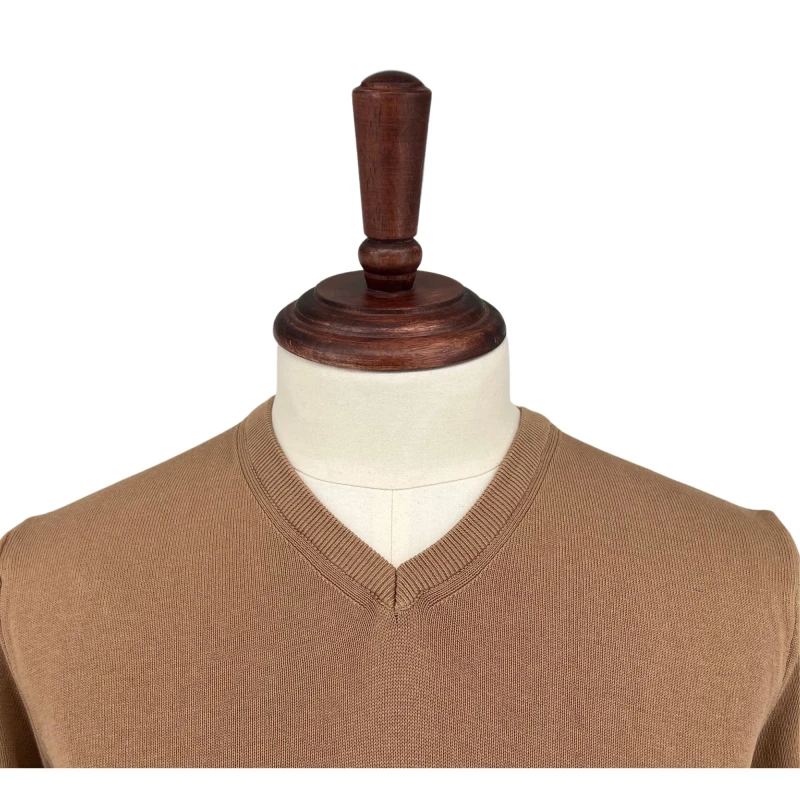 Sweter bawełniany z dekoltem w serek camel