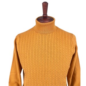 Sweter z golfem w warkoczowym wzór  żółty