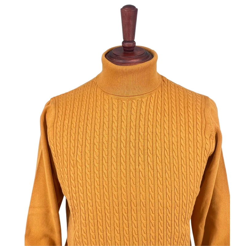 Sweter z golfem w warkoczowym wzór  żółty