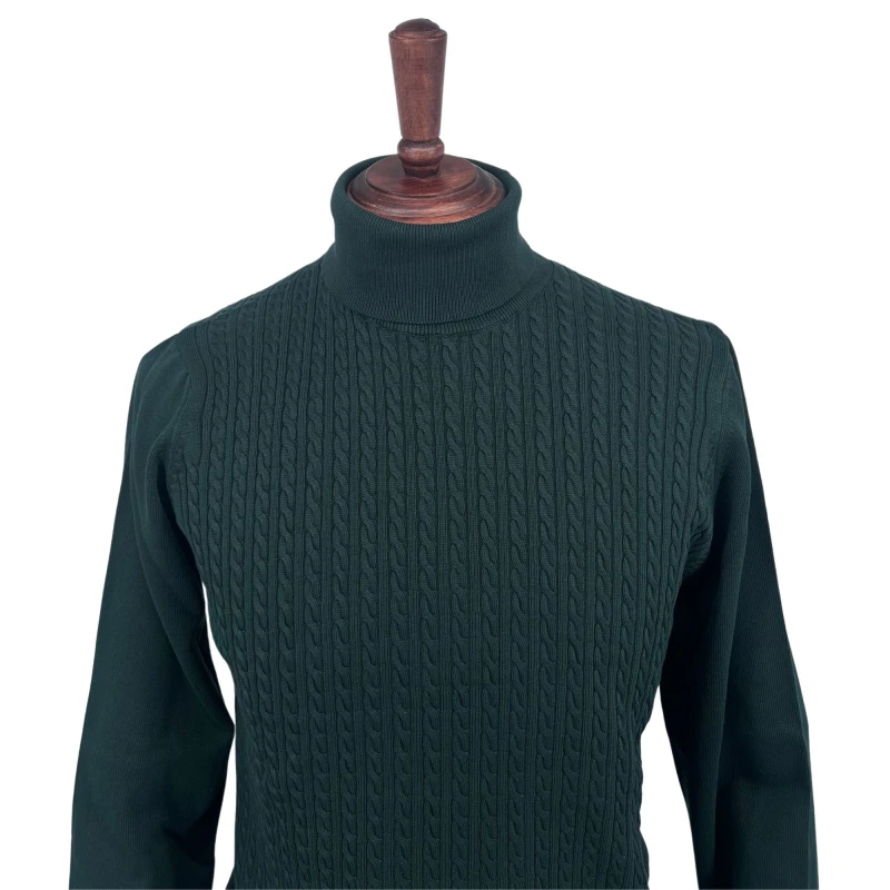 Sweter z golfem w warkoczowym wzór  zielony