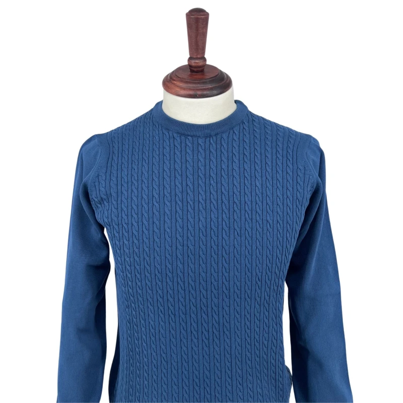 Sweter warkocz niebieski okrągły dekolt