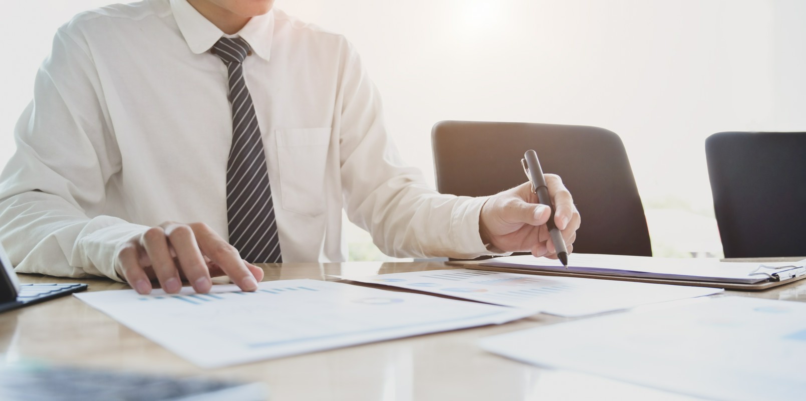 Koszule idealne do pracy. Jakie wybierać, by nie popełnić faux-pas?